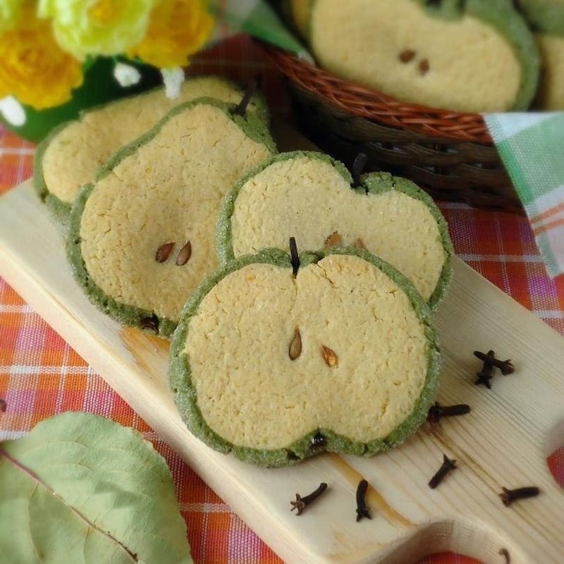 Green apple-like cookies