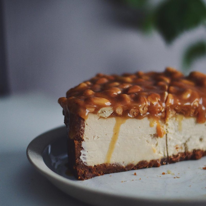 Peanut cheesecake with caramel