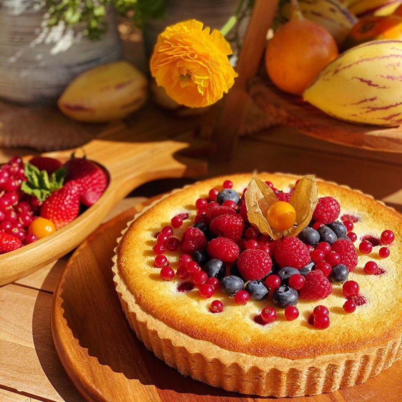 Cottage cheese tart with fresh berries
