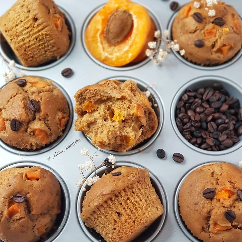 Coffee muffins with apricots