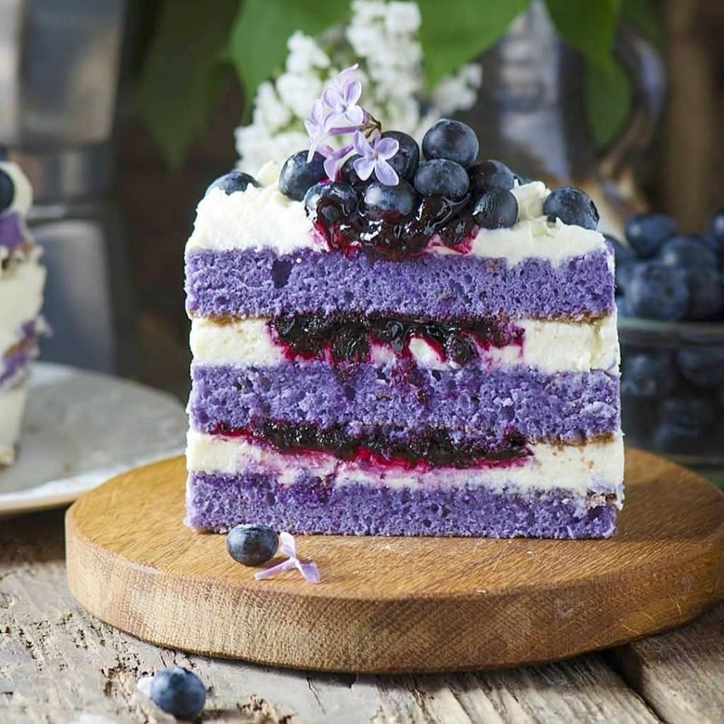 Lavender cake with blueberry confiture