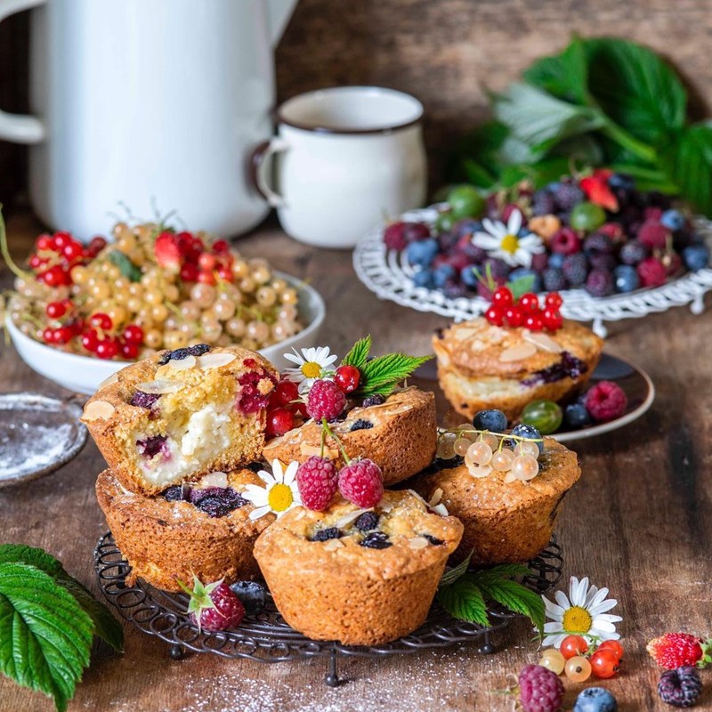 Muffins with cottage cheese and berries