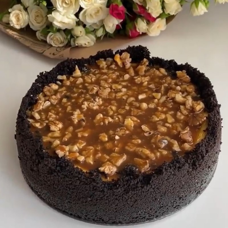 Cheesecake with Oreo bottom, caramel & hazelnuts