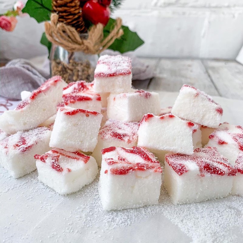 Healthy marshmallows with raspberry