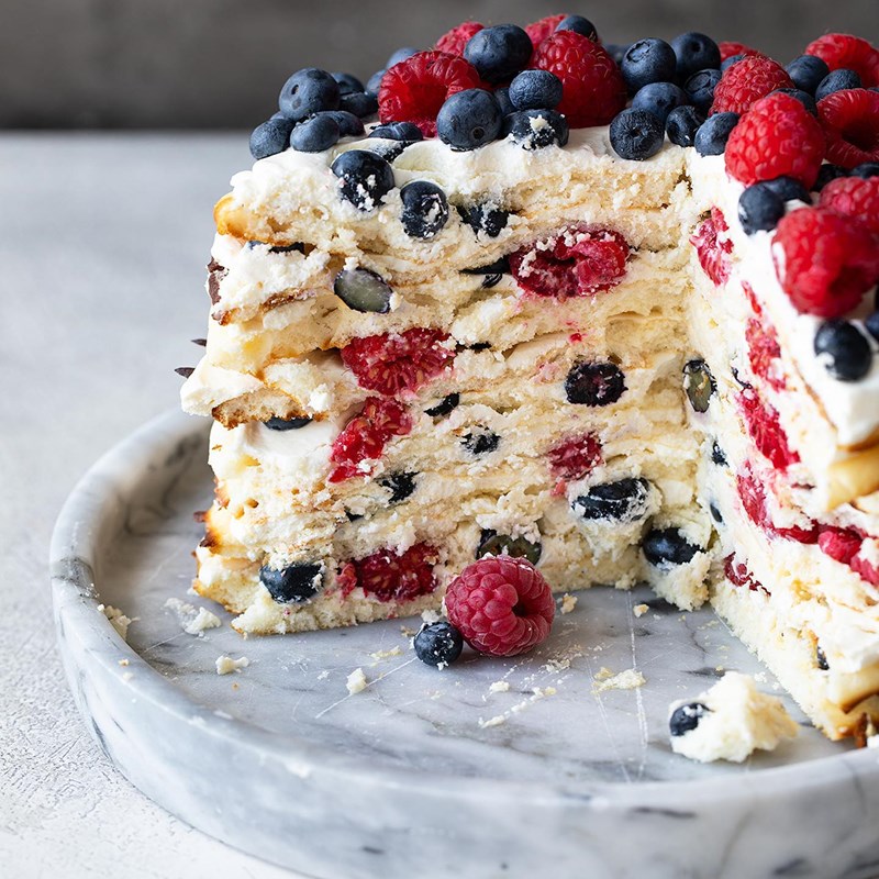 Milchmädchen cake with berries