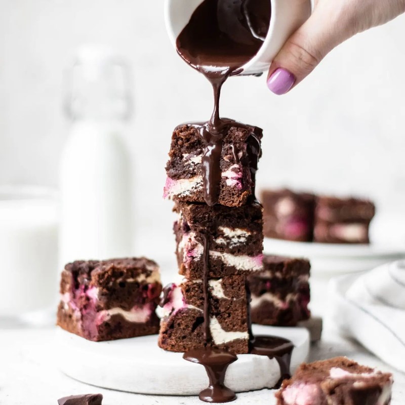 Brownie with cottage cheese and cherries