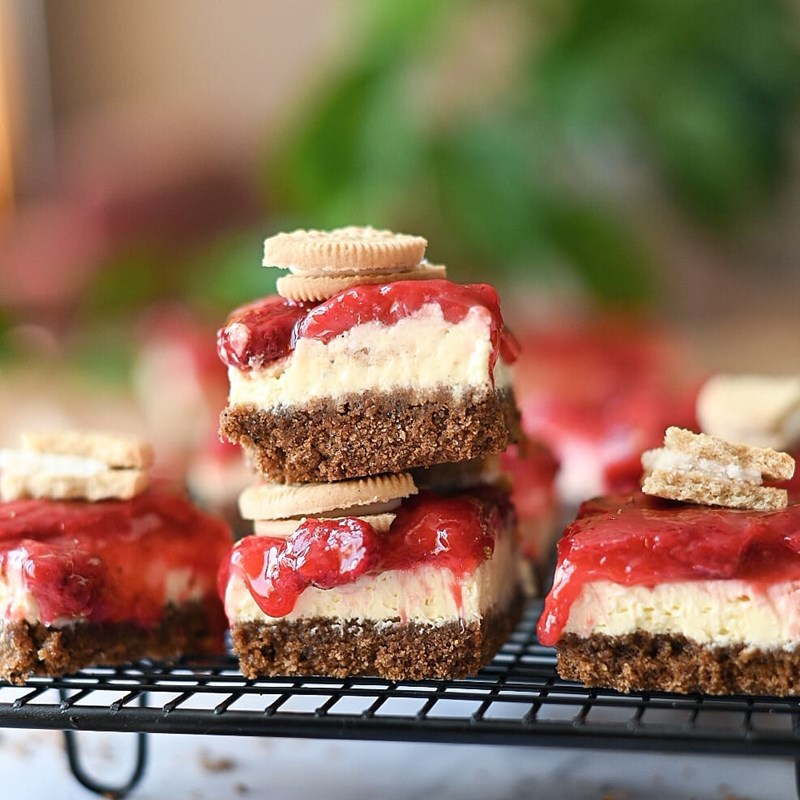 Cheesecake bars with strawberry
