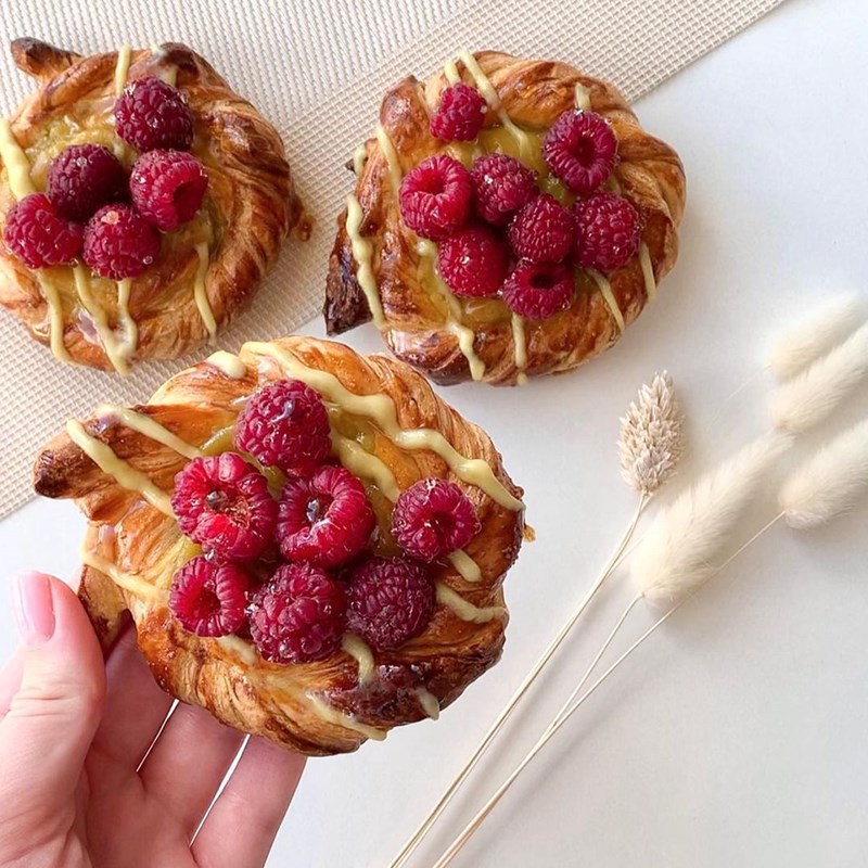 Puff snails with raspberries