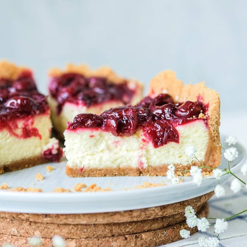 Classic cheesecake with cherry compote