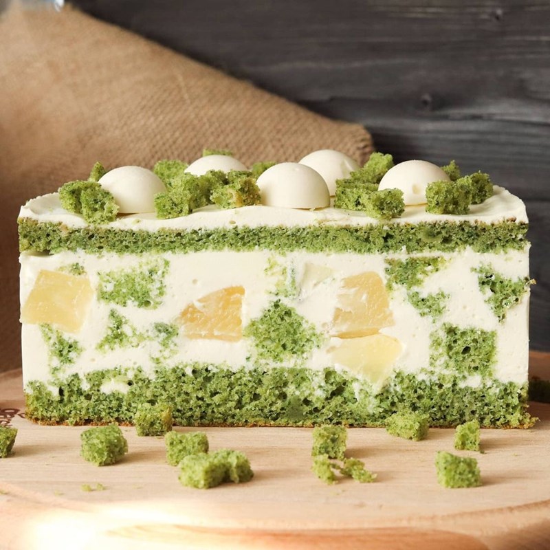 EMERALD PANCHO CAKE WITH PINEAPPLES & SOUR CREAM MOUSSE