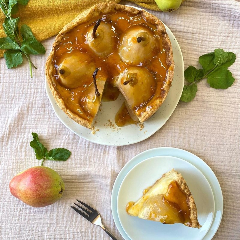Pear tart with apricot jam