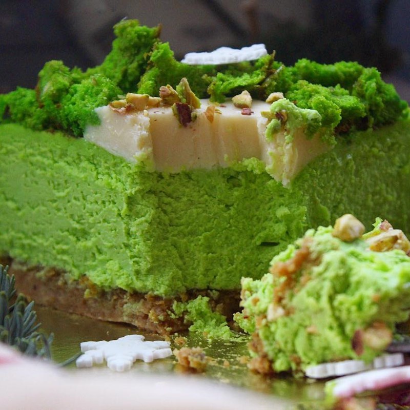 Pistachio cheesecake with sable crust