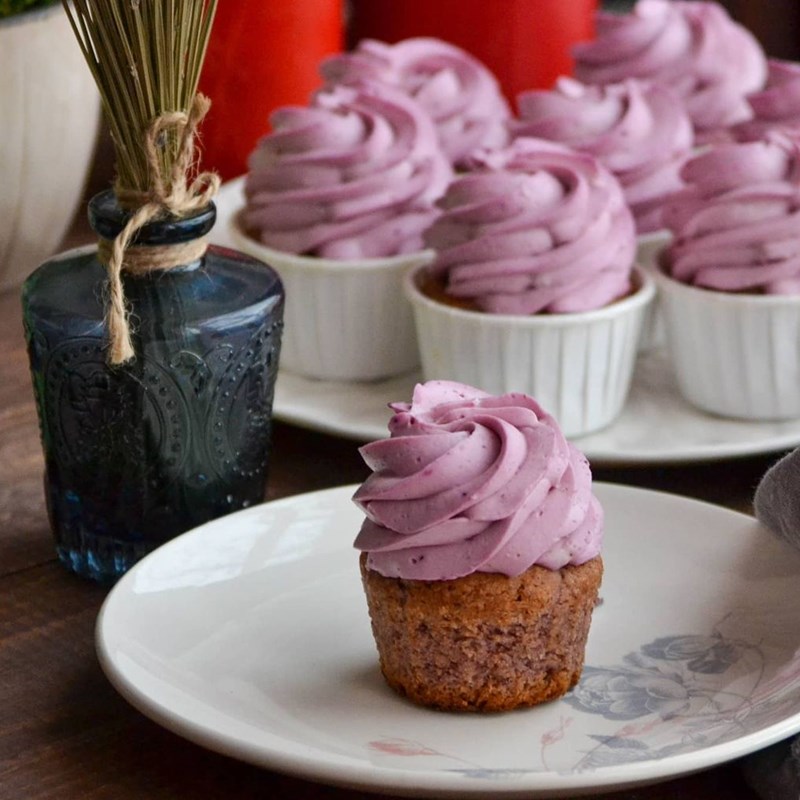 Mega berry cupcakes