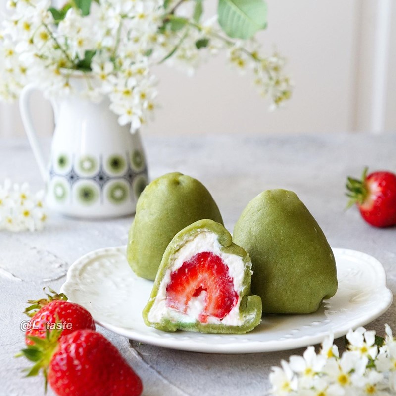 Mochi with strawberries
