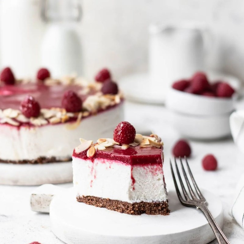 Light cheesecake with almonds and raspberries