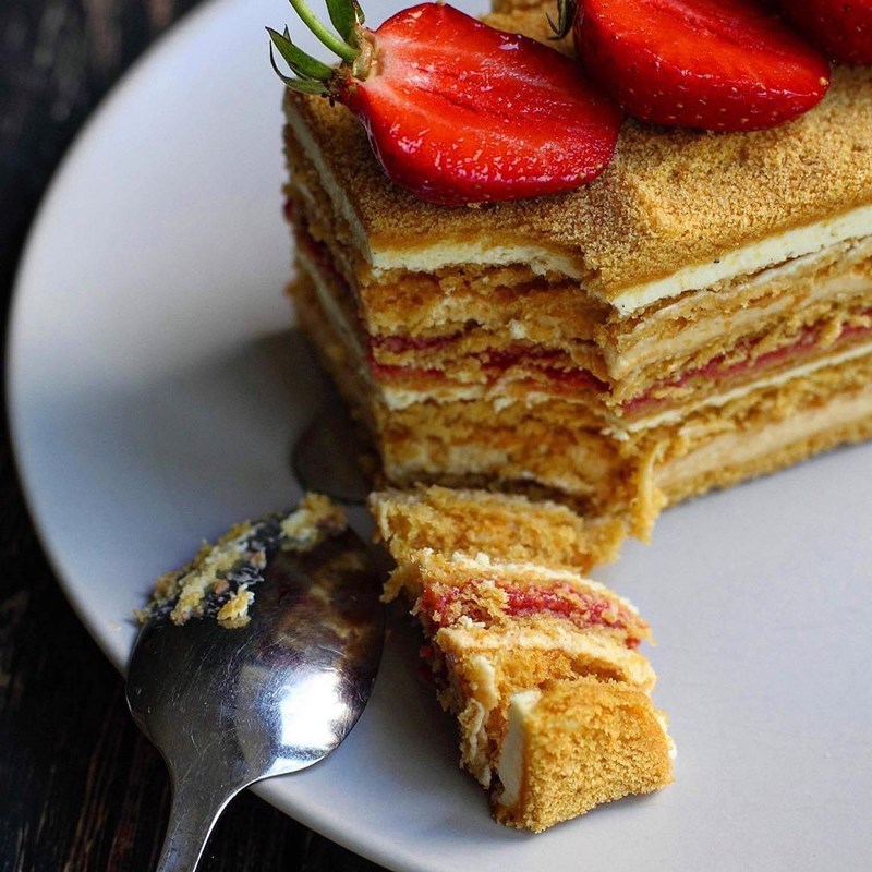 Caramel & strawberry honey cake