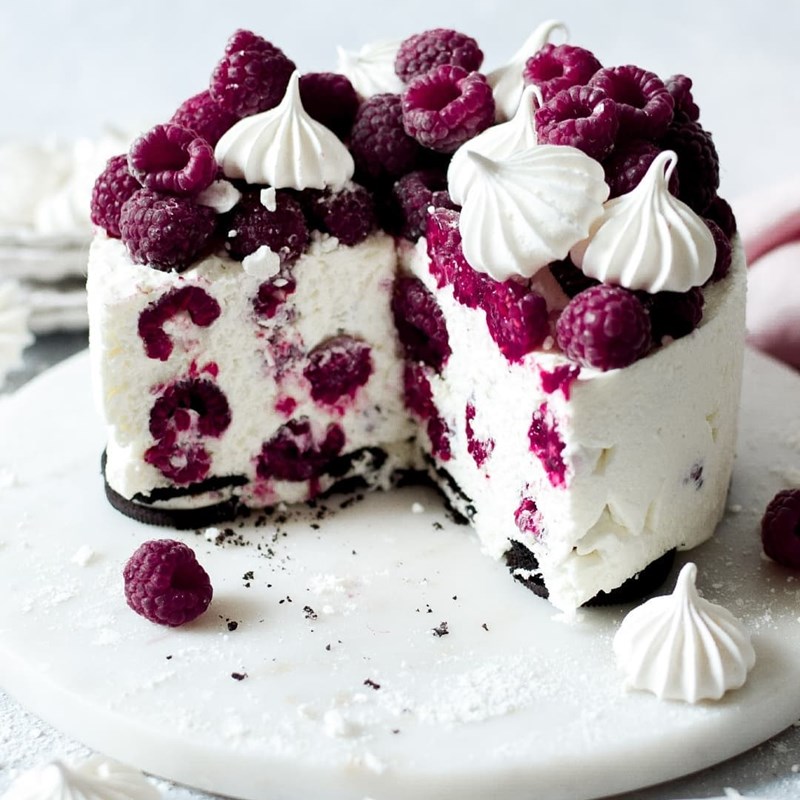 Coconut cheesecake with raspberries