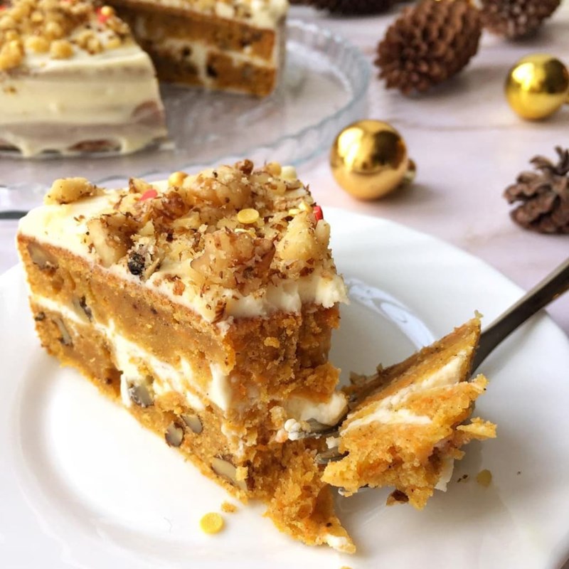 Spicy Christmas carrot cake with walnuts