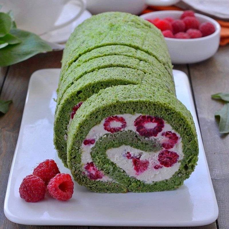 Spinach swiss roll cake