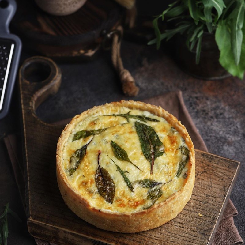 Quiche with cottage cheese and herbs
