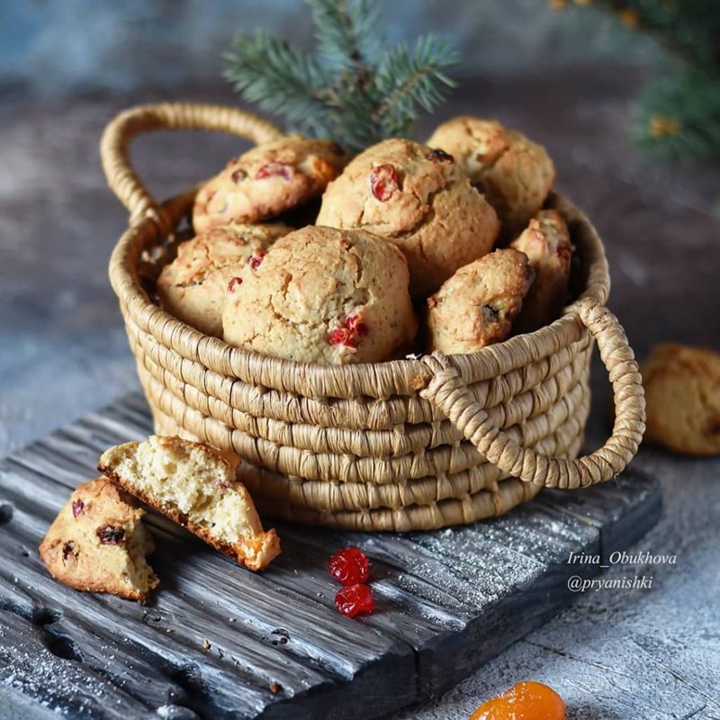 Oatmeal cookies with dried fruit