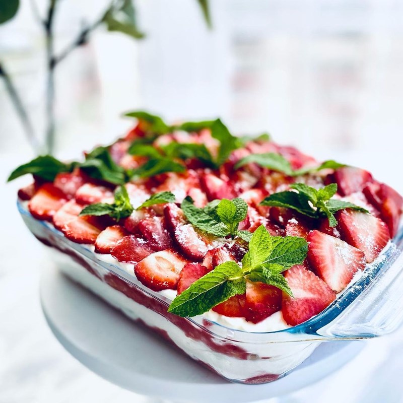 Strawberry tiramisu dessert