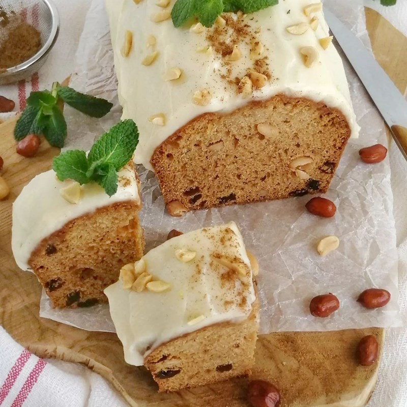 Honey gingerbread cake with raisins and peanuts