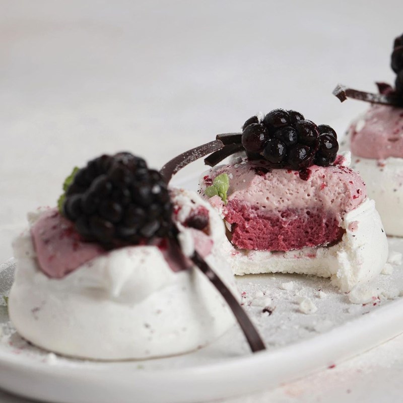 Meringue clouds with blackberry filling-2