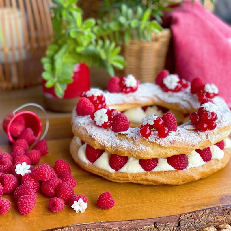 Choux cake with cottage cheese & raspberry