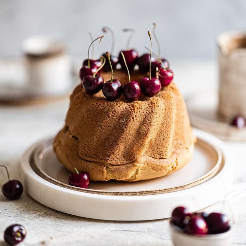 Mouthwatering bundt cake with grapes