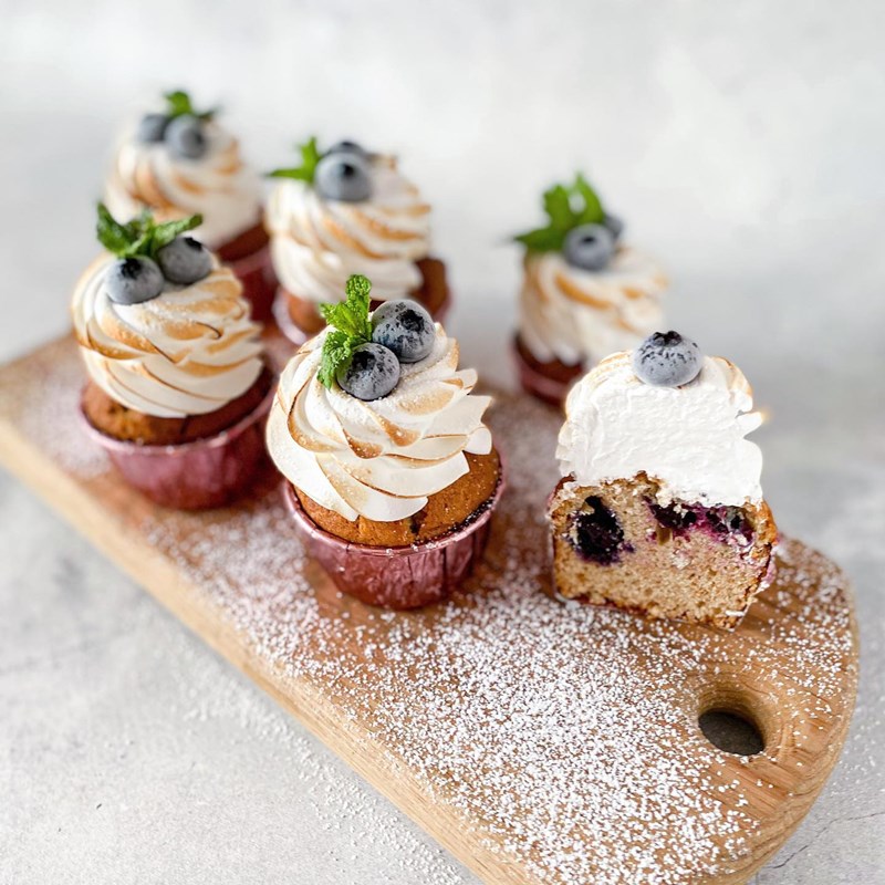 Healthy cupcakes with Italian meringue