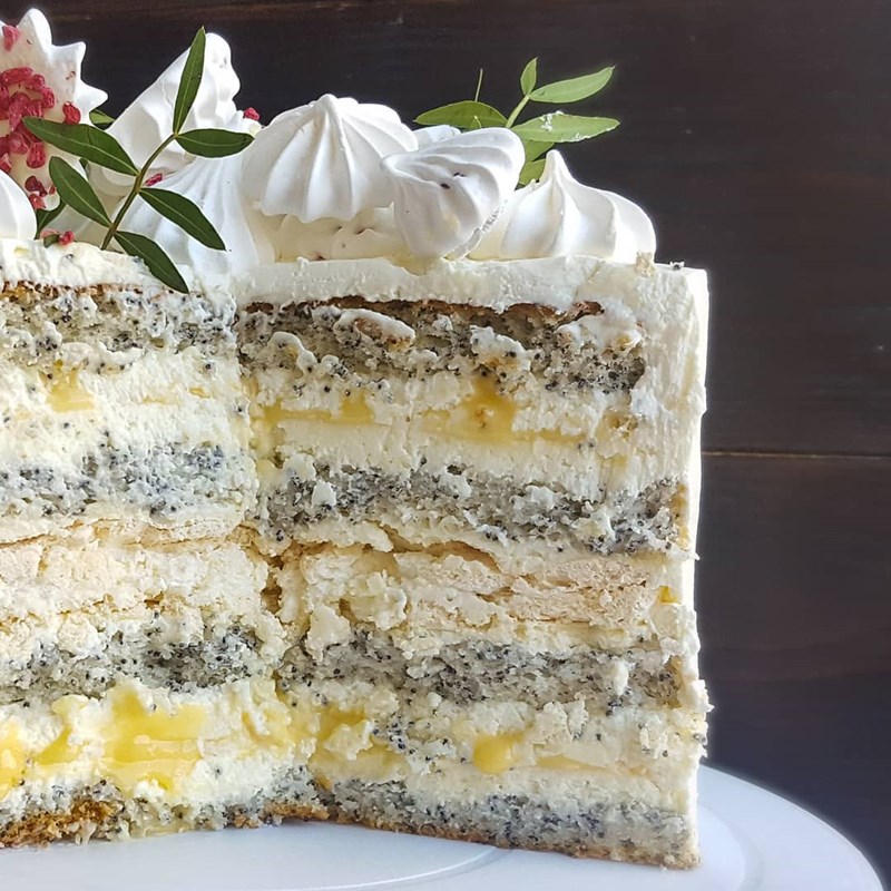 Poppy cake with lemon curd & meringues