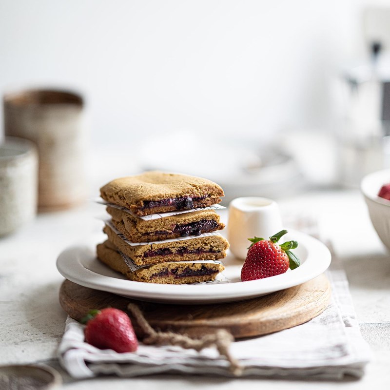 Oatmeal cookies with rich berry filling