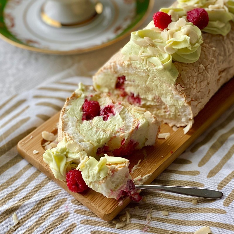 Meringue sweet roll with pistachio cream & raspberry