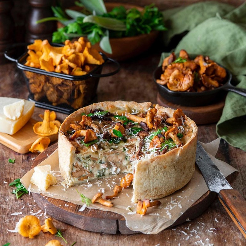 Chanterelle mushrooms pie with cheese and herbs
