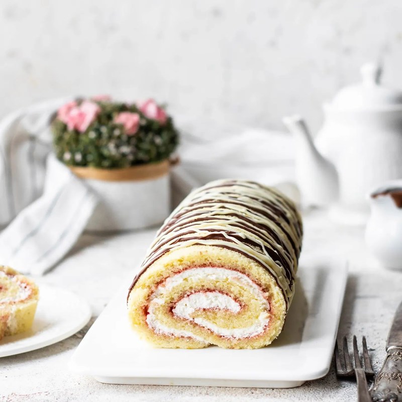 The perfect homemade sponge roll