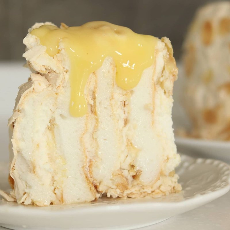 Vertical meringue cake with lemon curd