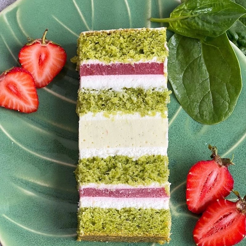 Spinach, strawberry & lime cake