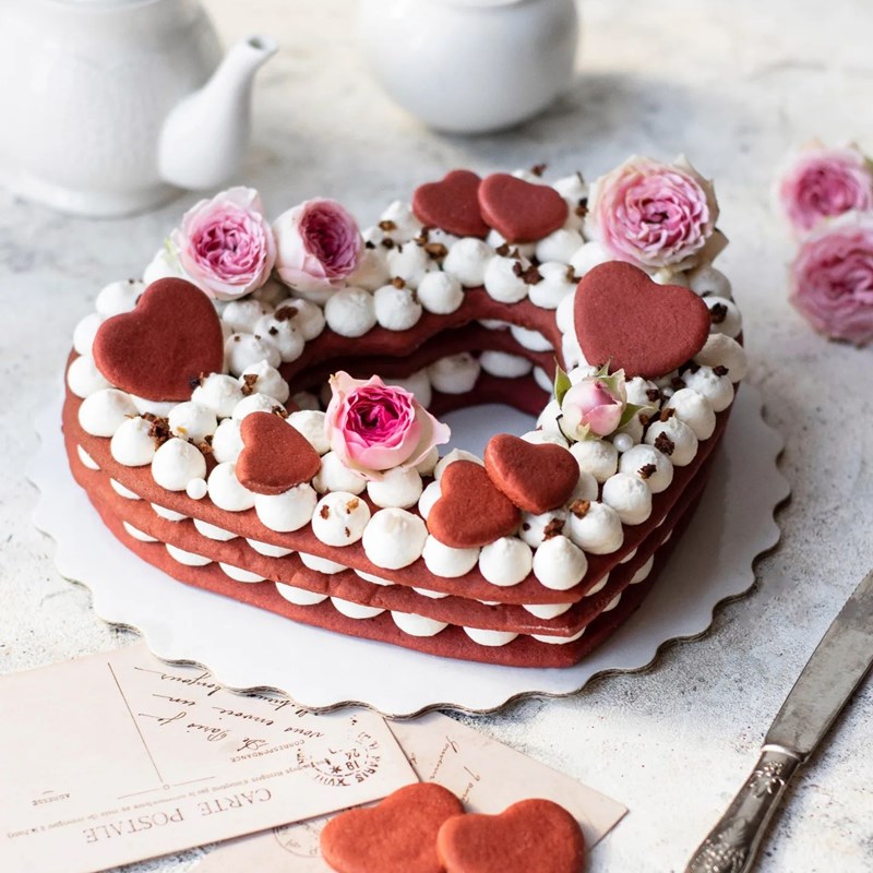 Open honey cake with berries